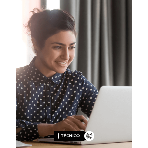 Mulher sorrindo sentada na cadeira com uma caneta em suas mãos e escrevendo no notebook.