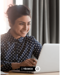 Mulher sorrindo sentada na cadeira com uma caneta em suas mãos e escrevendo no notebook.