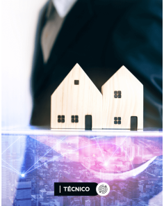 homem com terno ao fundo da imagem com uma casa em miniatura na sua frente.