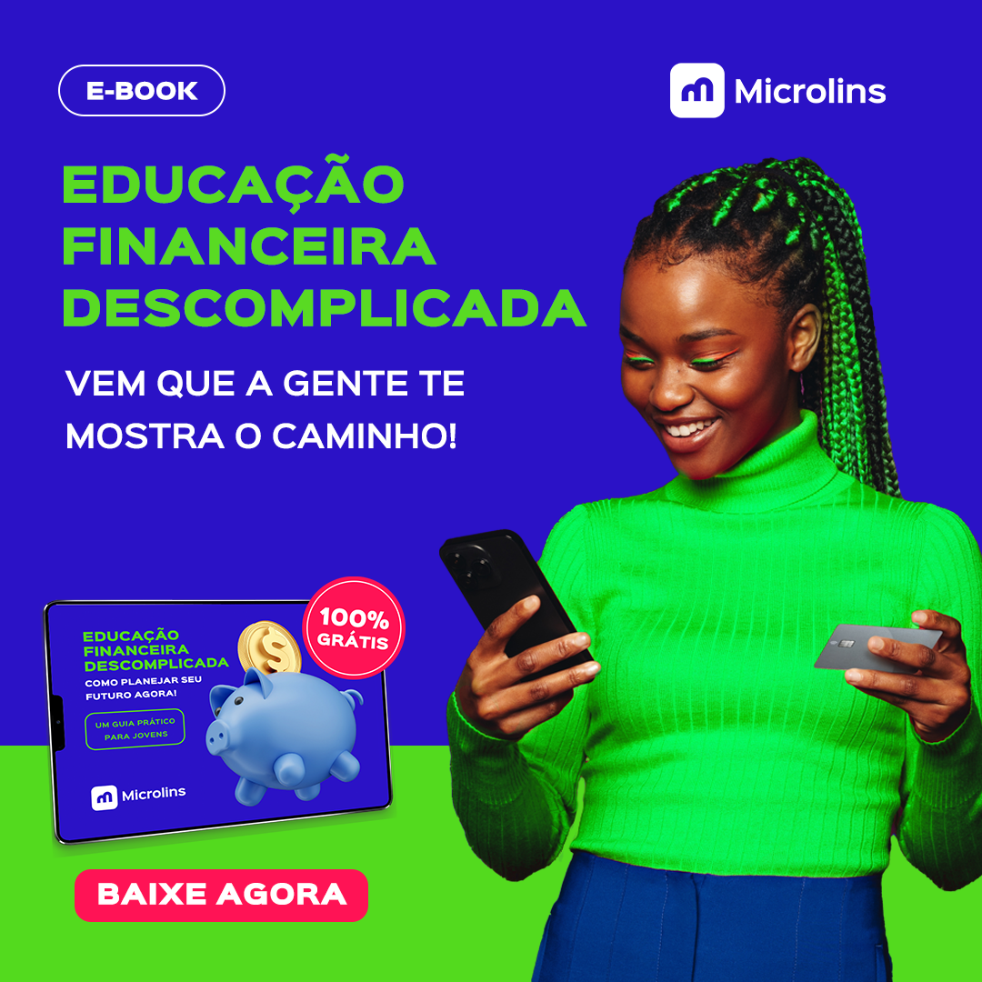 "Mulher negra jovem com tranças verdes, sorrindo enquanto segura um celular e um cartão. Ao lado, tablet exibe capa do e-book ‘Educação Financeira Descomplicada: como planejar seu futuro agora’. Texto destaca que o material é 100% gratuito e convida: ‘Vem