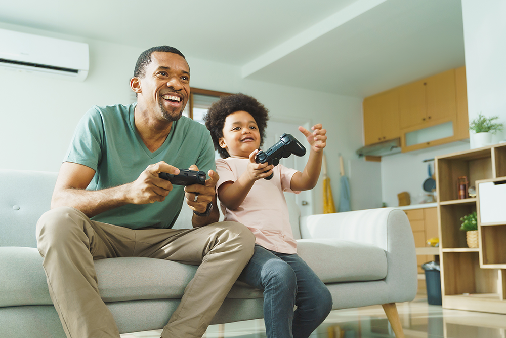 pai e filho jogando video game