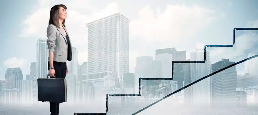 Mulher diante de escada simbólica, representando a carreira profissional, a trajetória de carreira e a escolha profissional.